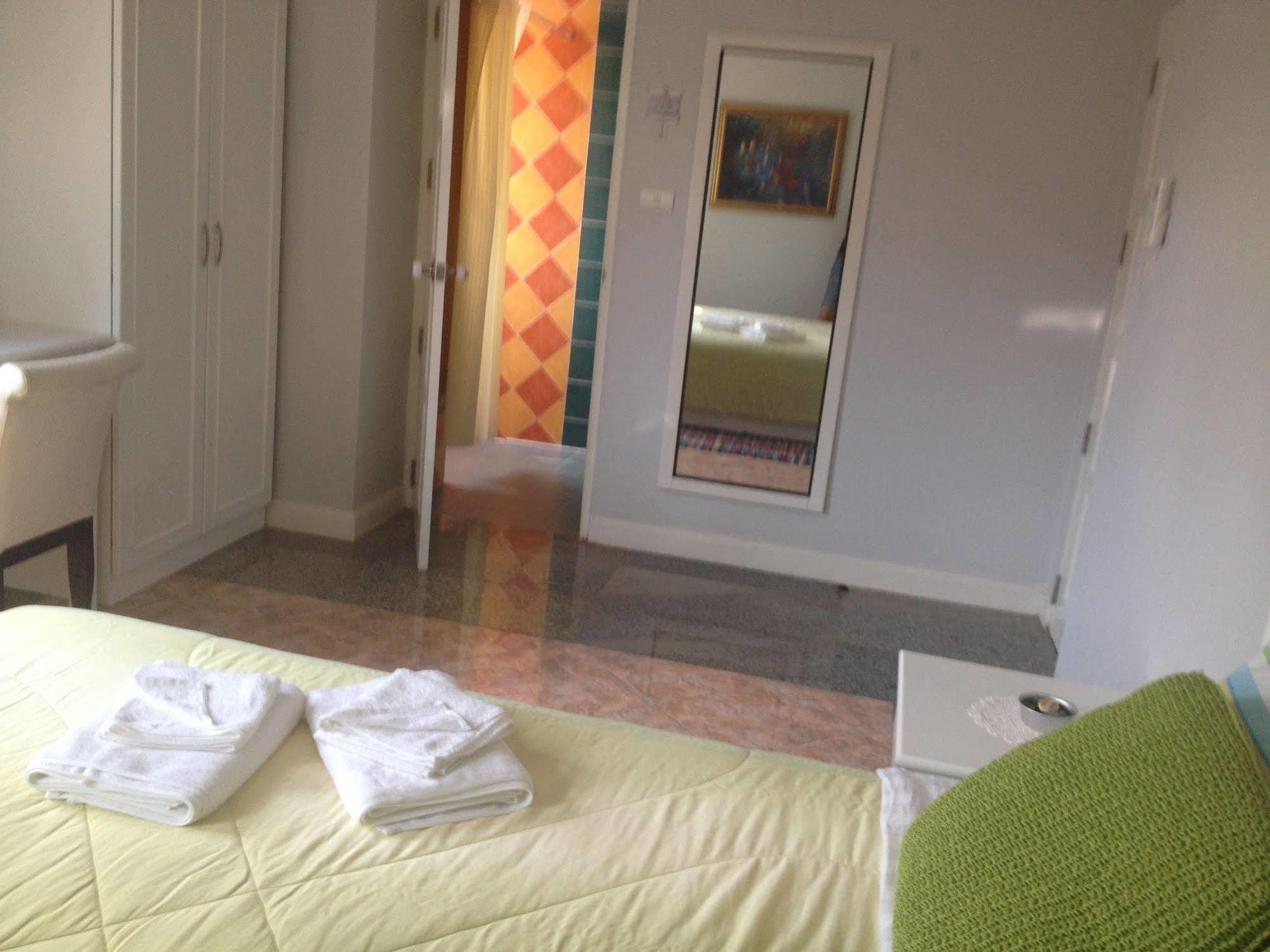 פאטאיה Yiasu Bed And Breakfast מראה חיצוני תמונה